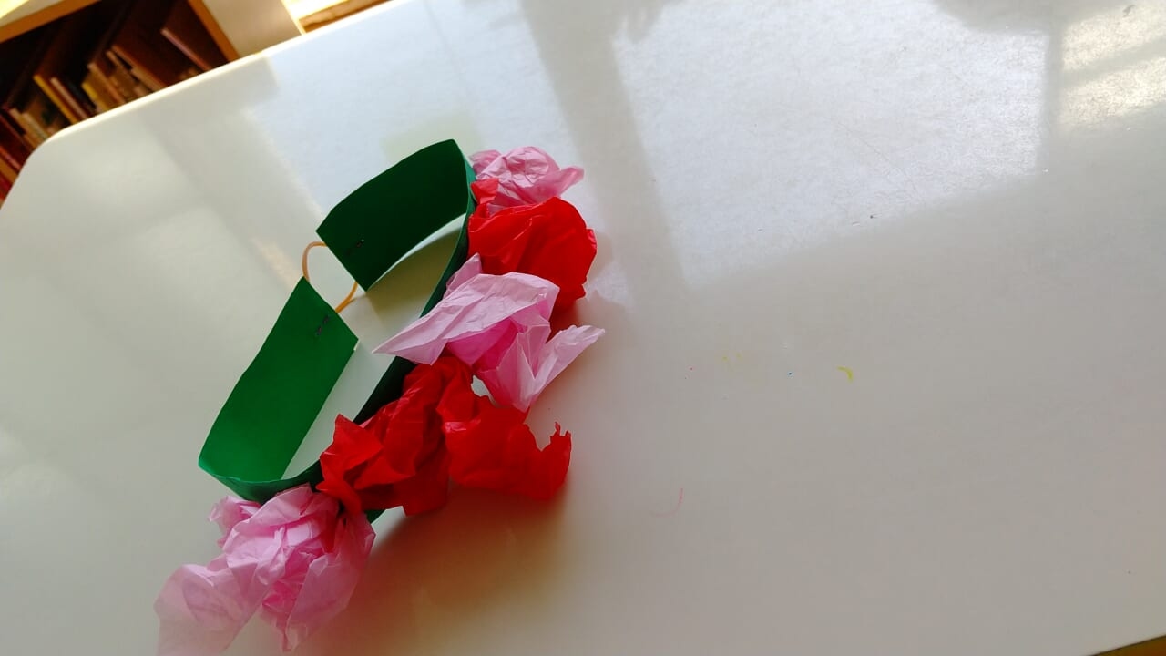 #1歳 紙をくしゃくしゃ！花かんむりを作りました